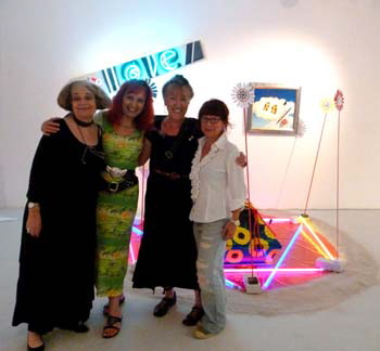 Marianne Pitzen (Direktorin Frauenmuseum Bonn), Chris Bleicher (Neon Art), Ellen Sinzig und Silke Dombrowsky (Frauenmuseum)