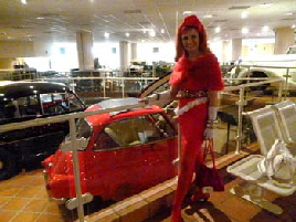 Chris Bleicher (ganz in rot) für isarbote.de im Königlichen Automuseum in Monaco